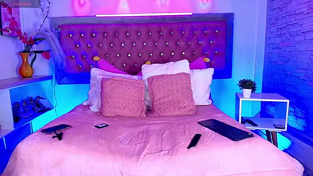 EmmaWilder online show from October 21, 9:48 pm