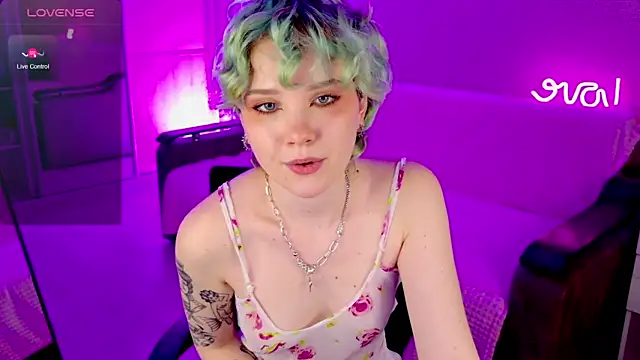 Snapshot of School_Love chatting on February 2, 4:11 pm School Love online show from February 2, 4:11 pm