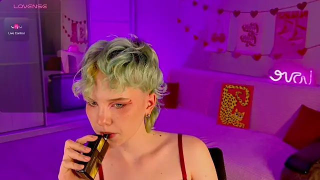 Snapshot of School_Love chatting on March 17, 4:11 pm School Love online show from March 17, 4:11 pm