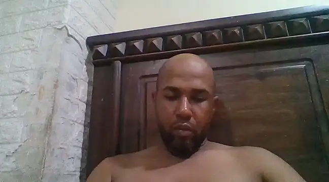 Snapshot of Frankie0880 chatting on December 30, 3:03 am Frankie0880 online show from December 30, 3:03 am