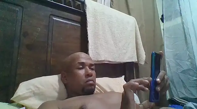 Snapshot of Frankie0880 chatting on January 19, 3:29 am Frankie0880 online show from January 19, 3:29 am