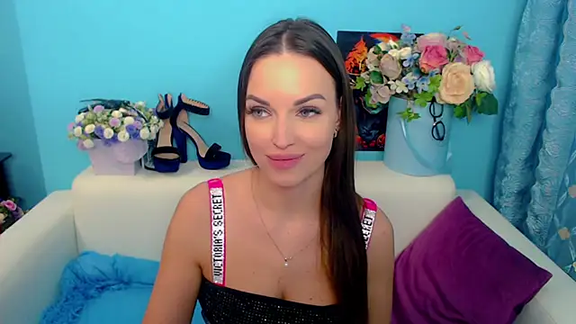 LindaaLu online show from December 11, 8:04 am