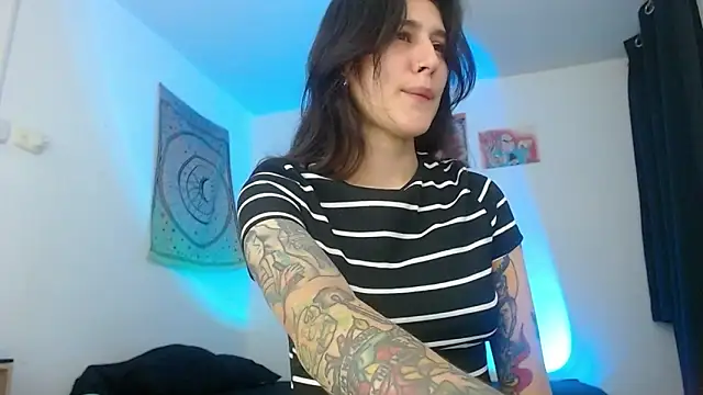 Snapshot of Julytattoo chatting on March 2, 3:56 am Julytattoo online show from March 2, 3:56 am