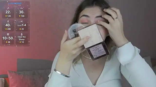 chloi hes online show from December 4, 9:40 am