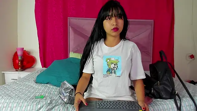 DakotaHoland online show from March 12, 4:30 am