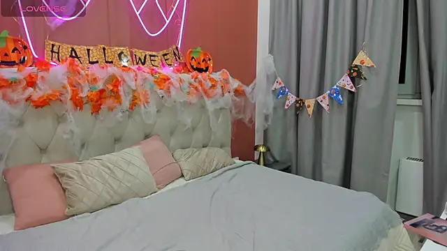 Snapshot of MonikaCharming chatting on October 23, 12:43 am MonikaCharming online show from October 23, 12:43 am