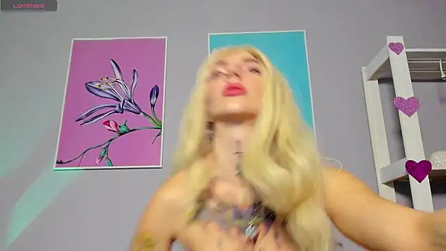 Snapshot of AnneTenet chatting on December 15, 9:13 am AnneTenet online show from December 15, 9:13 am