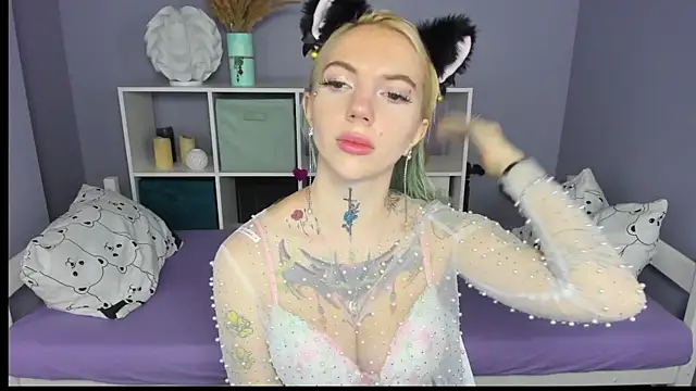 Snapshot of AnneTenet chatting on February 7, 7:07 am AnneTenet online show from February 7, 7:07 am