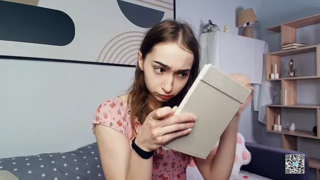 Snapshot of PollyBeev chatting on October 27, 7:34 am PollyBeev online show from October 27, 7:34 am