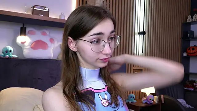 Snapshot of PollyBeev chatting on November 13, 7:29 am PollyBeev online show from November 13, 7:29 am