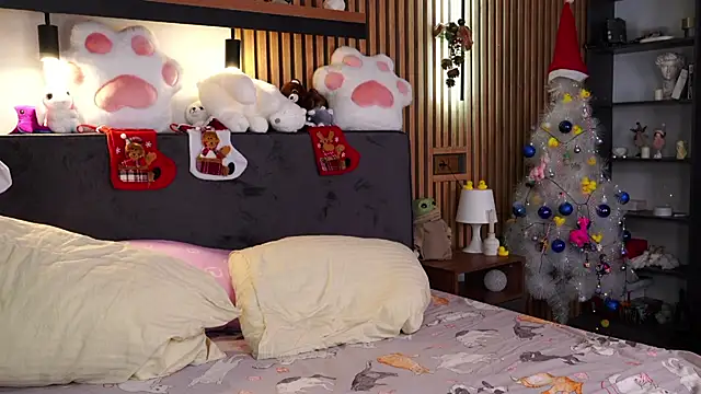 Snapshot of PollyBeev chatting on December 20, 8:54 am PollyBeev online show from December 20, 8:54 am