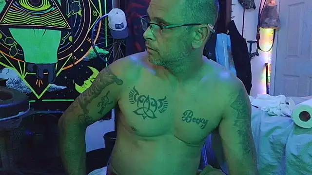 Snapshot of Buffshagswell chatting on July 4, 11:22 pm Buffshagswell online show from July 4, 11:22 pm