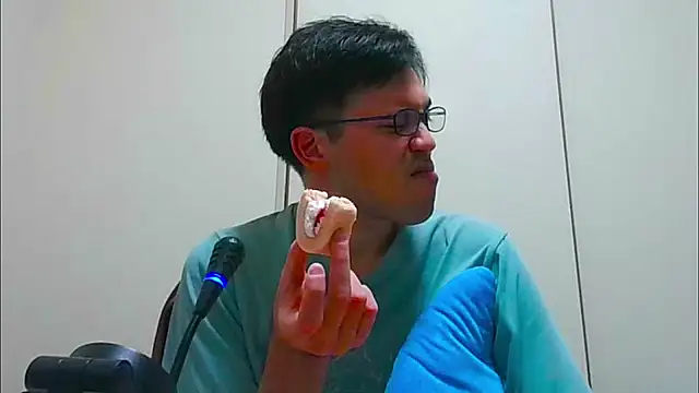 Snapshot of ryusei18570 chatting on January 12, 1:27 pm ryusei18570 online show from January 12, 1:27 pm