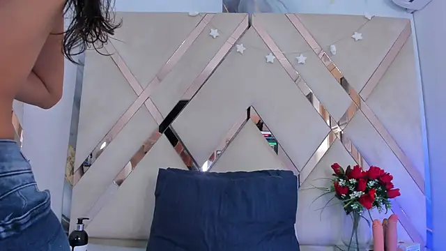 ninaht online show from November 17, 8:25 pm