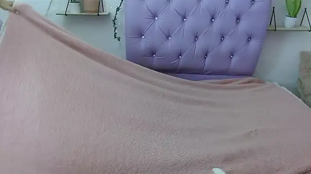 Snapshot of Freyja_01 chatting on September 21, 4:19 pm Freyja 01 online show from September 21, 4:19 pm