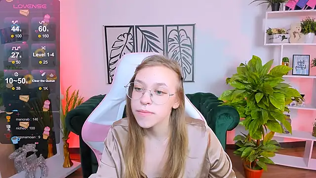 Snapshot of LayriantaVee chatting on January 19, 1:12 pm LayriantaVee online show from January 19, 1:12 pm