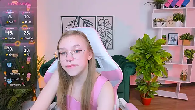 Snapshot of LayriantaVee chatting on February 1, 10:15 am LayriantaVee online show from February 1, 10:15 am