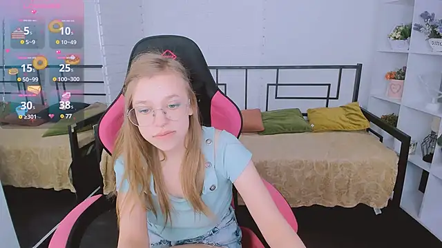 Snapshot of LayriantaVee chatting on February 6, 10:48 am LayriantaVee online show from February 6, 10:48 am