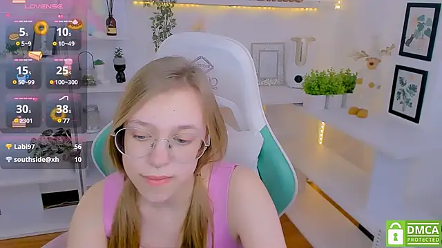 Snapshot of LayriantaVee chatting on February 10, 1:11 pm LayriantaVee online show from February 10, 1:11 pm