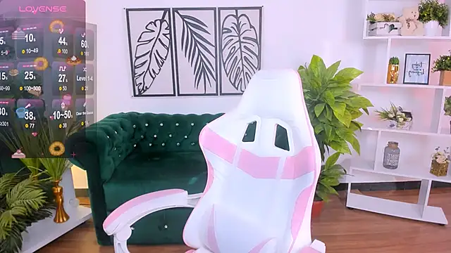 Snapshot of LayriantaVee chatting on February 11, 7:12 am LayriantaVee online show from February 11, 7:12 am