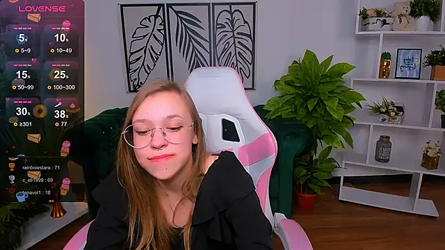 Snapshot of LayriantaVee chatting on February 11, 1:20 pm LayriantaVee online show from February 11, 1:20 pm