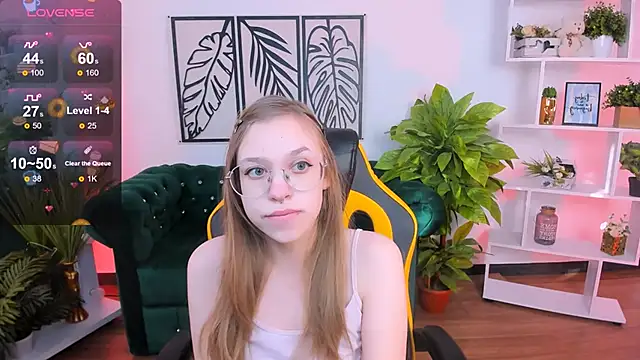 Snapshot of LayriantaVee chatting on February 23, 7:00 am LayriantaVee online show from February 23, 7:00 am