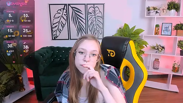 Snapshot of LayriantaVee chatting on February 23, 10:06 am LayriantaVee online show from February 23, 10:06 am