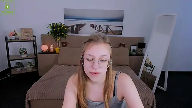 Snapshot of LayriantaVee chatting on March 2, 1:16 pm LayriantaVee online show from March 2, 1:16 pm