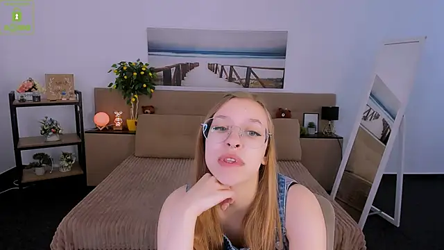 Snapshot of LayriantaVee chatting on March 5, 6:54 am LayriantaVee online show from March 5, 6:54 am