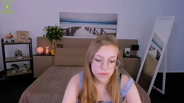 Snapshot of LayriantaVee chatting on March 5, 1:06 pm LayriantaVee online show from March 5, 1:06 pm