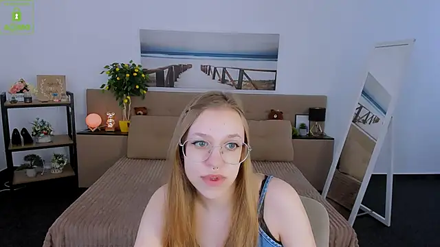 Snapshot of LayriantaVee chatting on March 6, 7:03 am LayriantaVee online show from March 6, 7:03 am