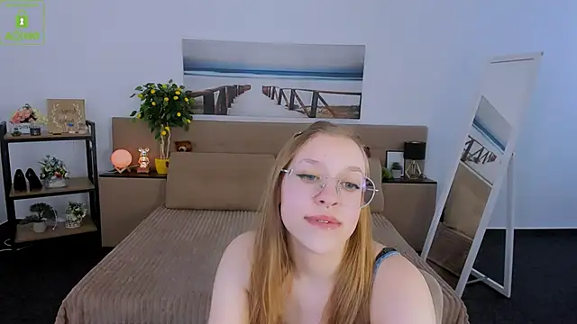 Snapshot of LayriantaVee chatting on March 6, 10:09 am LayriantaVee online show from March 6, 10:09 am