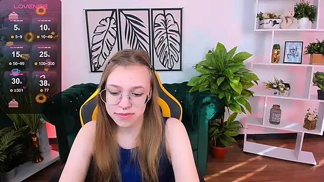 Snapshot of LayriantaVee chatting on March 7, 6:57 am LayriantaVee online show from March 7, 6:57 am