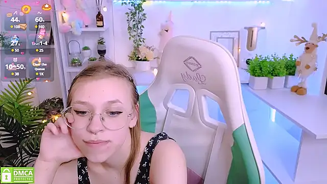 Snapshot of LayriantaVee chatting on March 19, 1:18 pm LayriantaVee online show from March 19, 1:18 pm