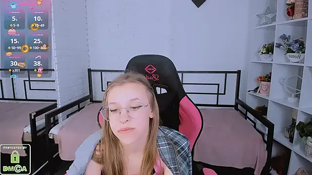 Snapshot of LayriantaVee chatting on March 21, 1:34 pm LayriantaVee online show from March 21, 1:34 pm