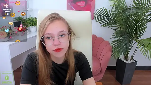 Snapshot of LayriantaVee chatting on September 22, 6:15 am LayriantaVee online show from September 22, 6:15 am