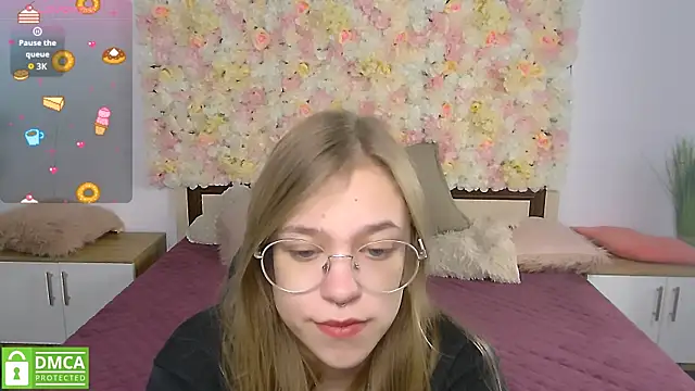 Snapshot of LayriantaVee chatting on October 5, 6:12 am LayriantaVee online show from October 5, 6:12 am