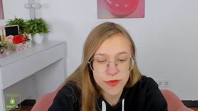 Snapshot of LayriantaVee chatting on October 11, 6:12 am LayriantaVee online show from October 11, 6:12 am