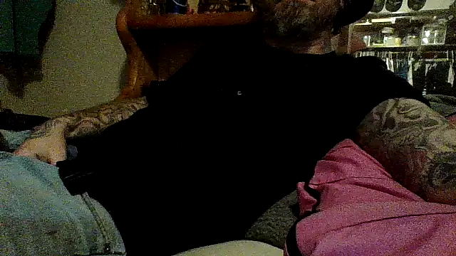 Snapshot of clitstitsandbongrips chatting on December 4, 11:02 pm clitstitsandbongrips online show from December 4, 11:02 pm