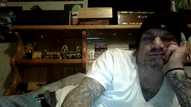 Snapshot of clitstitsandbongrips chatting on December 11, 1:17 pm clitstitsandbongrips online show from December 11, 1:17 pm