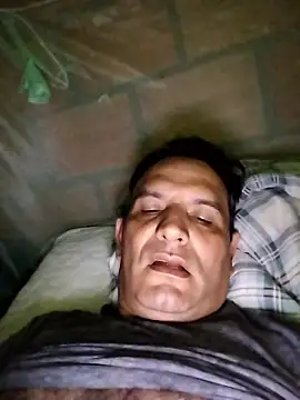 Snapshot of RogueTraveler chatting on January 19, 4:27 am RogueTraveler online show from January 19, 4:27 am