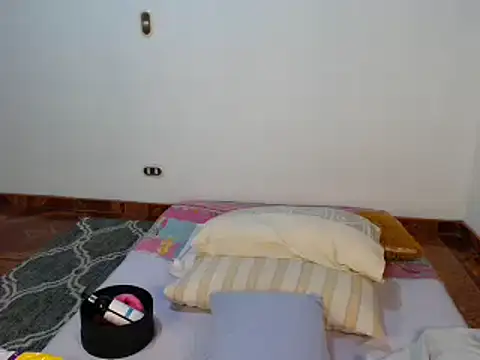 Snapshot of JulieeHabubu chatting on February 9, 1:00 am JulieeHabubu online show from February 9, 1:00 am