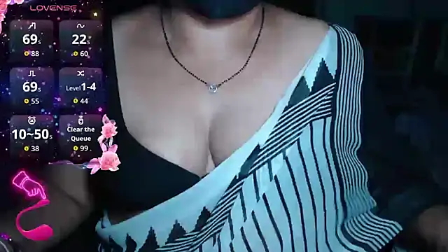 Snapshot of Queen_sakshi chatting on March 31, 4:51 pm Queen sakshi online show from March 31, 4:51 pm