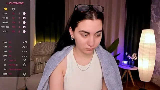 hannacheekss  online show from January 21, 2:11 am