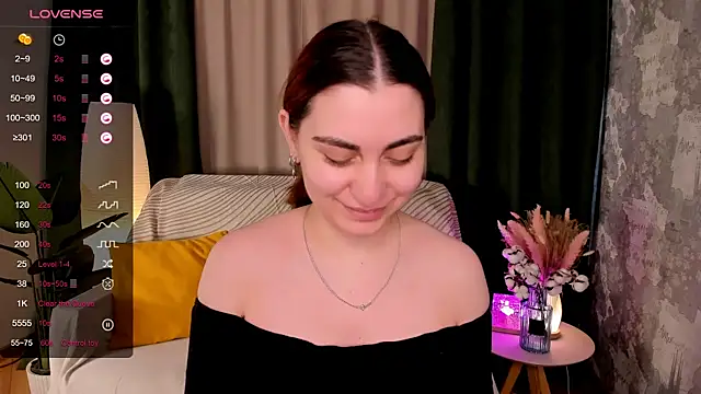 hannacheekss  online show from April 11, 7:45 am