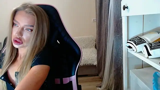 lonely dreamm online show from December 11, 6:47 am