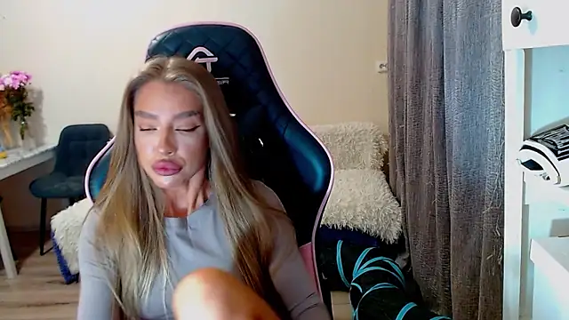 lonely dreamm online show from December 13, 2:16 pm