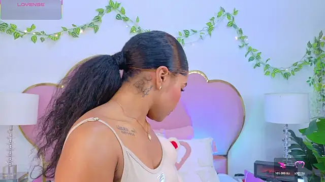 NahiaraReina online show from December 5, 1:52 pm