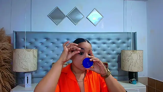 EileenBenzon online show from November 22, 5:50 am