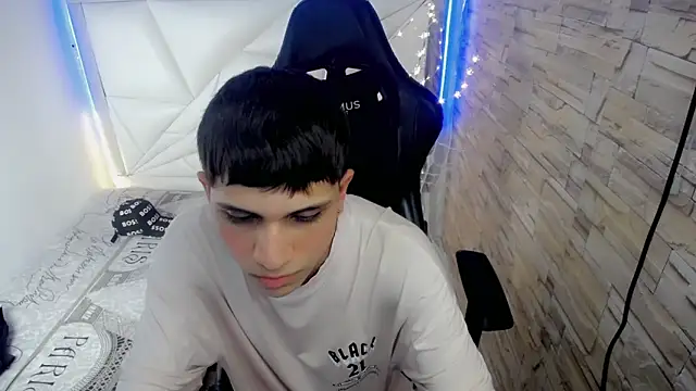 Brayan lopezz online show from December 4, 5:55 pm